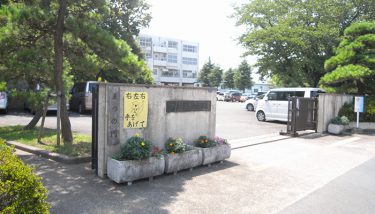 久喜 本町小学校 門の様子