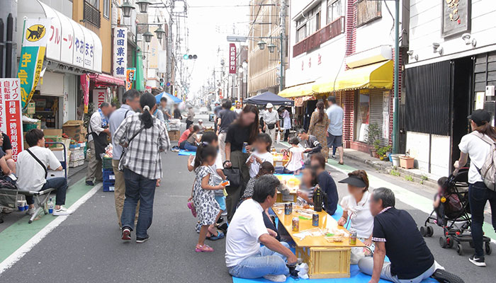 久喜さんま祭り　食事風景